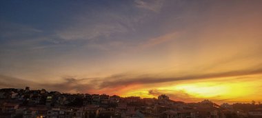 Brezilya kentsel manzaralı, evleri ve caddeleri olan şehir içi şehirde renkli bir gün batımı.
