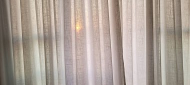 Apartman dairesinde beyaz keten perde Brezilya 'da güneş manzaralı, beyaz desenli