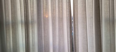 Apartman dairesinde beyaz keten perde Brezilya 'da güneş manzaralı, beyaz desenli