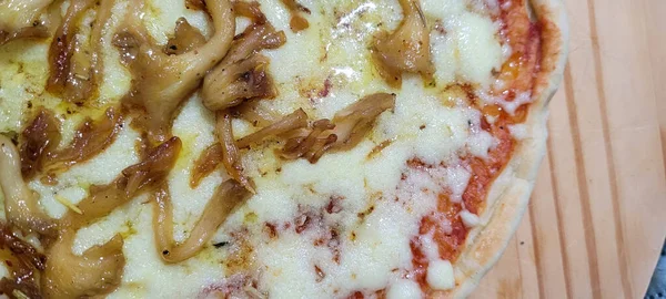 Homemade Mushroom Cheese Pizza Sauce Homemade Dough ロイヤリティフリーのストック写真
