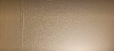 Soyut gri yanmış çimento döşeme desenli koyu renk arka plan panel üzerinde