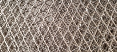Gümüş geometrik şekilli metal ekran soyut çizgiler oluşturuyor.