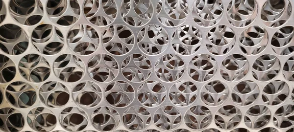 Ekran Metalowy Srebrnym Geometrycznym Kształcie Tworzący Abstrakcyjne Linie — Zdjęcie stockowe