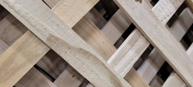 Soyut panelde koyu damarları olan rustik ahşap arkaplanı aydınlat