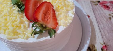 Brezilya 'da çilekli ve kremalı doğum günü pastası.