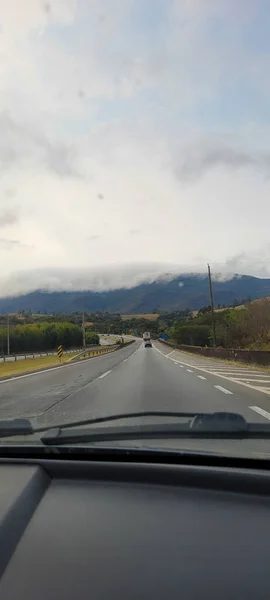 Paisagem Sul Minas Gerais Carro Movimento Estrada Nublado Com Montanhas — Fotografia de Stock