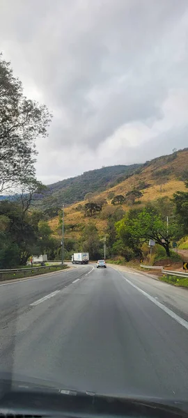 Południowy Krajobraz Minas Gerais Poruszających Się Samochodów Drodze Pochmurne Gór — Zdjęcie stockowe