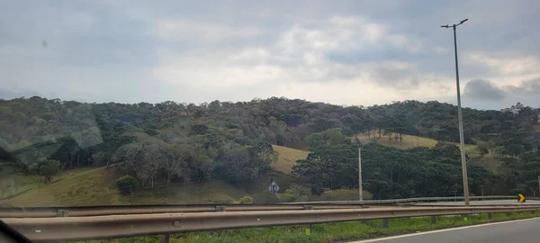 Νότιο Τοπίο Της Minas Gerais Κινείται Αυτοκίνητο Στο Δρόμο Θολό — Φωτογραφία Αρχείου