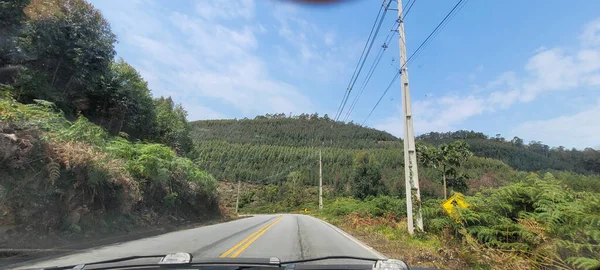 Południowy Krajobraz Minas Gerais Poruszających Się Samochodów Drodze Pochmurne Gór — Zdjęcie stockowe