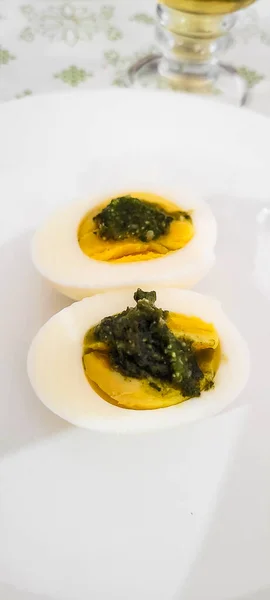 Telur Rebus Dengan Pesto Piring Putih Pesto Dibuat Dengan Kemangi — Stok Foto