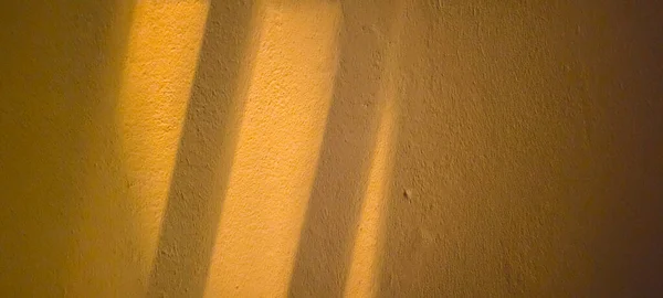 Duvarda gölgesi olan karanlık bir arka plan, Brezilya 'da öğleden sonra