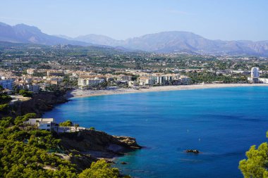 İspanya, Alicante 'deki Altea plajı, kayalıklardan aşağı bakıyor.