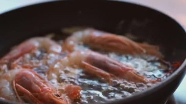 Yağda kızartılmış karideslerin yakın plan çekimi.