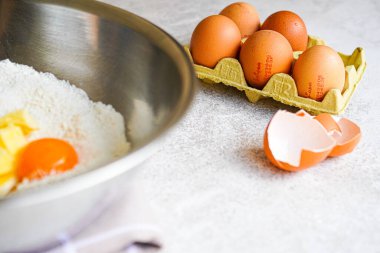 Yumurta, şeker ve tereyağı, pişirmek için gerekli malzemeler.