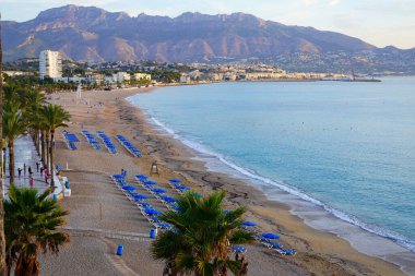 Bir grup insan sabahın erken saatlerinde Altea, İspanya sahillerinde yoga yapıyor.