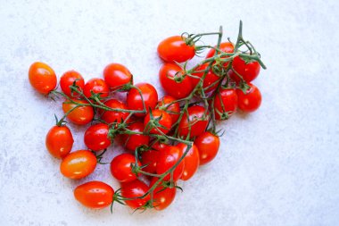 Beyaz arka planda taze kiraz domatesleri.