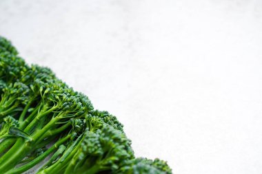 Fotokopi alanı beyaz arkaplanda taze yeşil brokoli. 