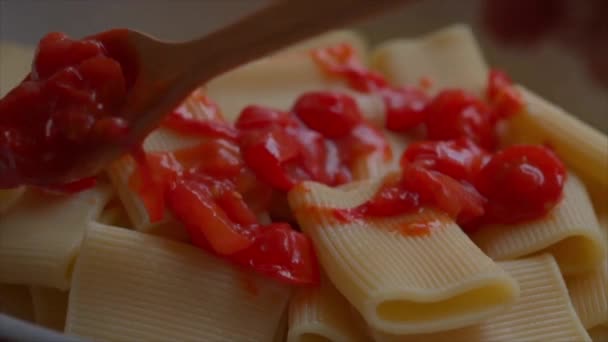 Προετοιμασία Ζυμαρικών Paccheri Φρέσκες Ντομάτες — Αρχείο Βίντεο
