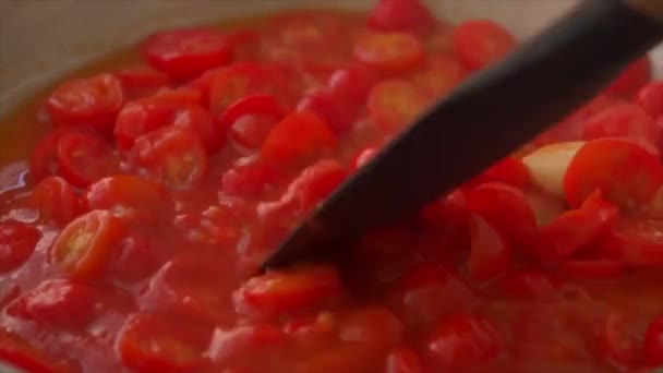 用新鲜西红柿和大蒜做意粉酱 — 图库视频影像
