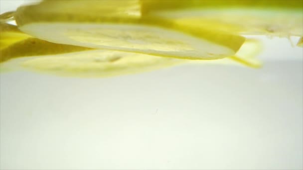 切碎的柠檬掉进水里慢动作 — 图库视频影像