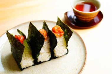 Umeboshi ve yeşil çayla Onigiri 'nin yakın çekimi