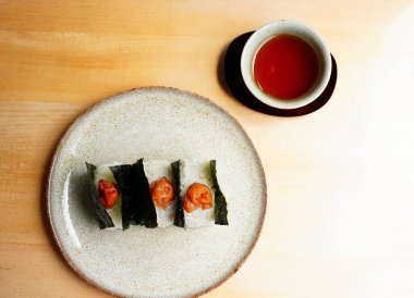     Umeboshi ile Nori 'ye sarılı Onigiri' nin yüksek açılı çekimi.                           