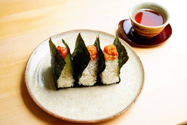 Umeboshi ve yeşil çayla Onigiri