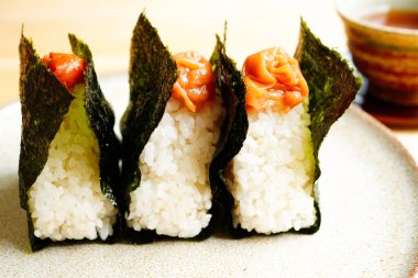 Umeboshi ile Onigiri 'nin yakın çekimi