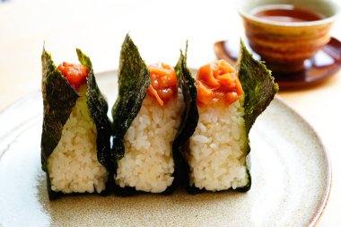Geleneksel Japon tabağı, Umeboshi ile Onigiri