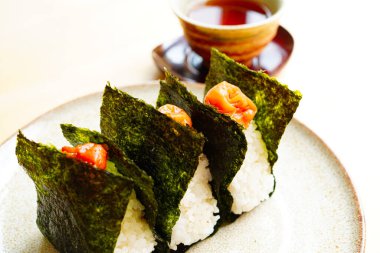 Onigiri Nori 'ye sarılmış, umeboshi' de üstte.