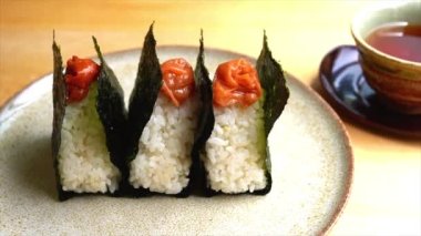 Onigiri Nori 'ye sarılmış, umeboshi' de üstte.