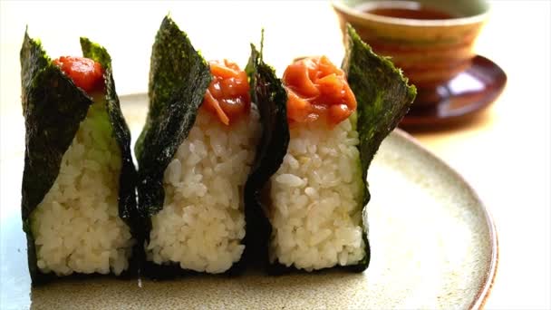 Onigiri Gewikkeld Nori Met Umeboshi Erop — Stockvideo