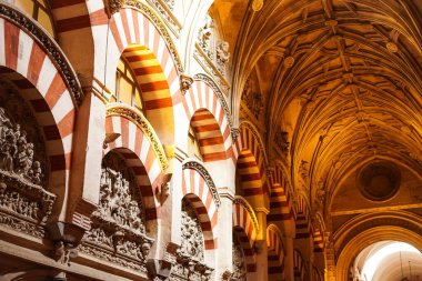 Mezquita, Crdoba, İspanya 'nın içindeki güzel heykeller