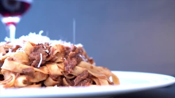 Posypywanie Sera Parmigiano Reggiano Tagliatelle Con Rag Alla Bolognese — Wideo stockowe