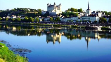 Saumur Kalesi 'nin güzel manzarası ve Saumur şehri Fransa' nın Loire Nehri 'ne yansıdı.