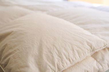 Yatak odasındaki tüylü yorganın üzerinde örtünme yakın plan..