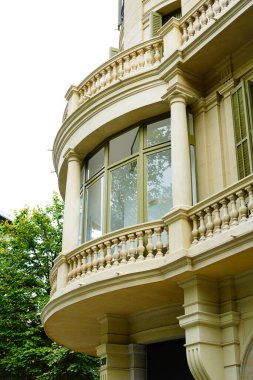 Zarif bir Avrupa ikametgahı olan Barcelona 'nın balkon ve pencere çerçevesi