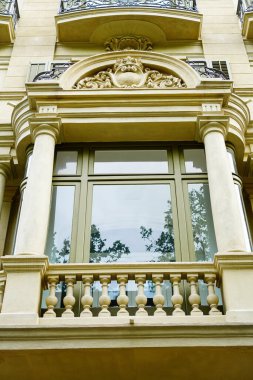 Zarif bir Avrupa ikametgahı olan Barcelona 'nın balkon ve pencere çerçevesi