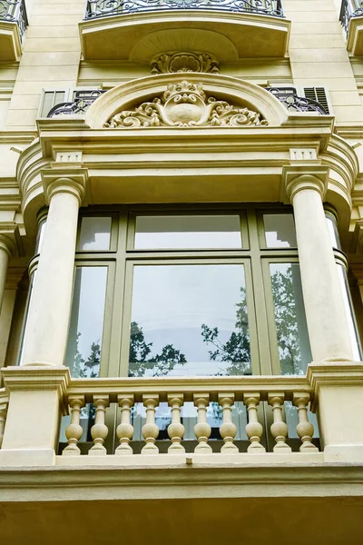 Zarif bir Avrupa ikametgahı olan Barcelona 'nın balkon ve pencere çerçevesi