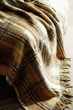 Kanepede yün battaniyeler. 