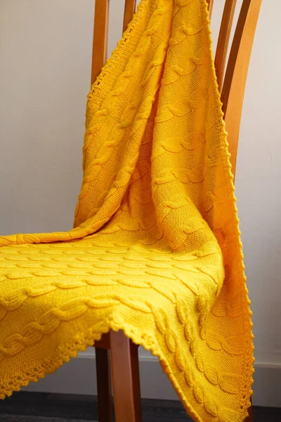 带线织图案的黄色手织毛毯 — 图库照片