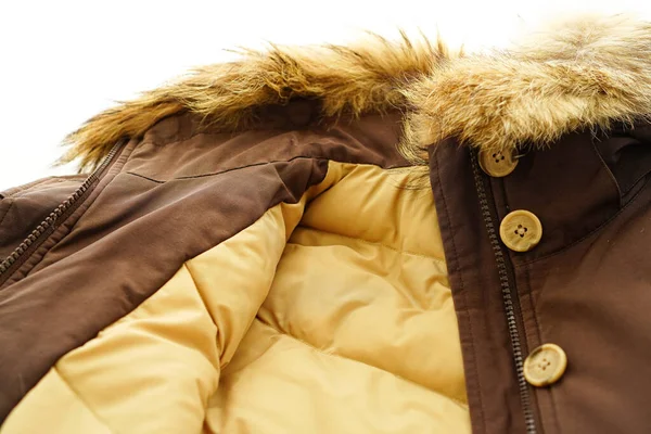 毛皮のフードと女性のパフコートの内側のキルティングのクローズアップ — ストック写真
