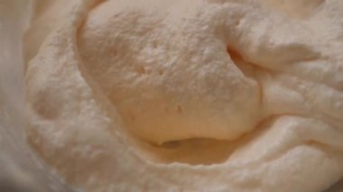 Meringue yaparken yavaş çekim yakın çekim