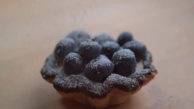 Yabanmersinli tart üzerine pudra şekeri serpin.
