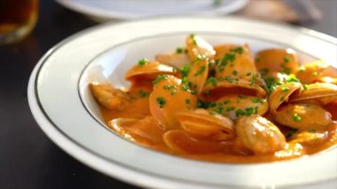 Almejas a la marinera, Spanish style clams