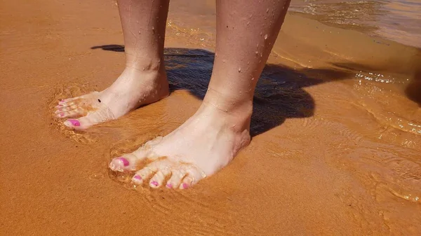 Los Pies Desnudos Con Una Pedicura Unas Vacaciones Playa —  Fotos de Stock