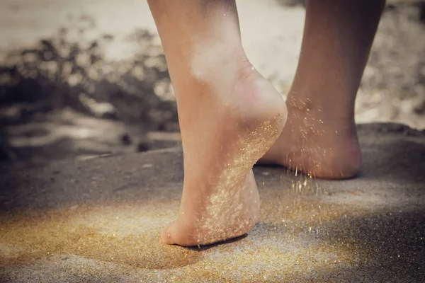 Pés Andando Com Uma Chuva Glitter — Fotografia de Stock