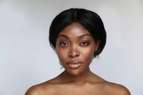 Beautiful black woman. African american woman with clean healthy skin on wall. — Stock Photo, Image