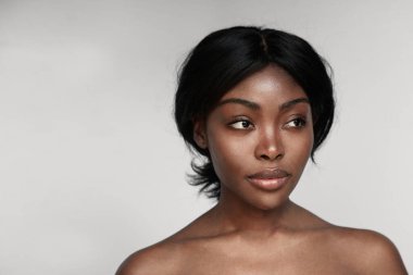 Duvarda sağlıklı bir cildi olan Afrikalı Amerikalı kadın. Mesaj için yer var..