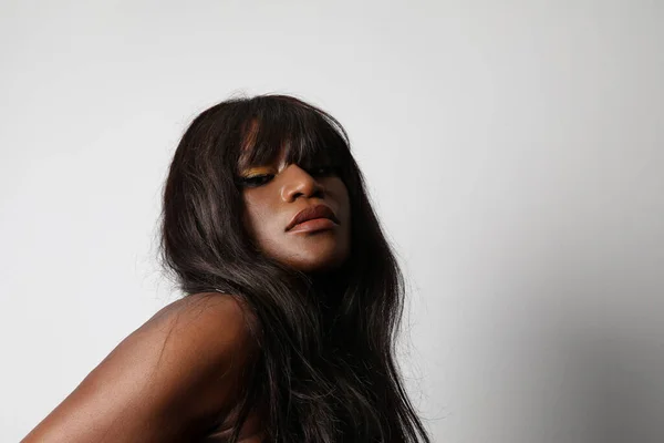 Headshot de femme africaine avec une peau et des cheveux sains. Concept de peau beauté. — Photo